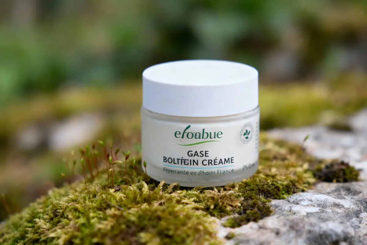 pexels-michal-pech-213601-757318 (1) Pot de crème "efoabue" sur mousse verte, à l'extérieur.