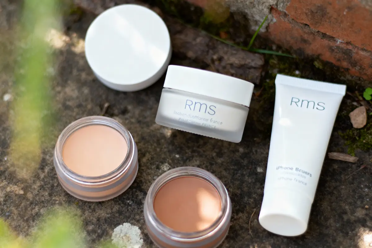 pexels-michal-pech-213601-757318 (1) Produits cosmétiques RMS sur une surface en pierre, comprenant crèmes et tubes blancs.