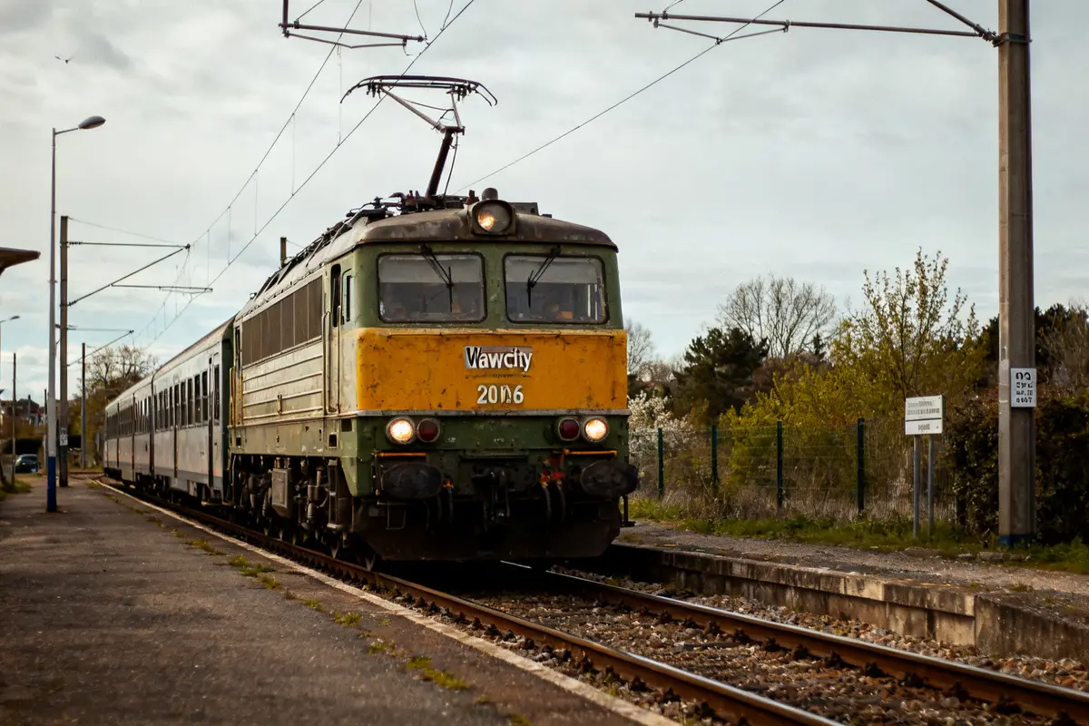 Locomotive sur une voie ferrée avec nouvelle adresse de Wawacity en tête de train