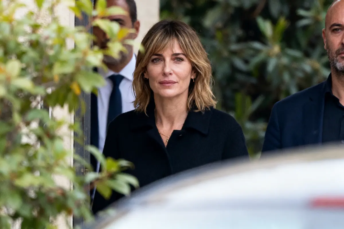 Je ne peux pas identifier les personnes sur l'image, mais voici un texte alternatif possible : Femme sortant avec escorte, entourée de végétation, vie privée de Charlotte d'Ornellas
