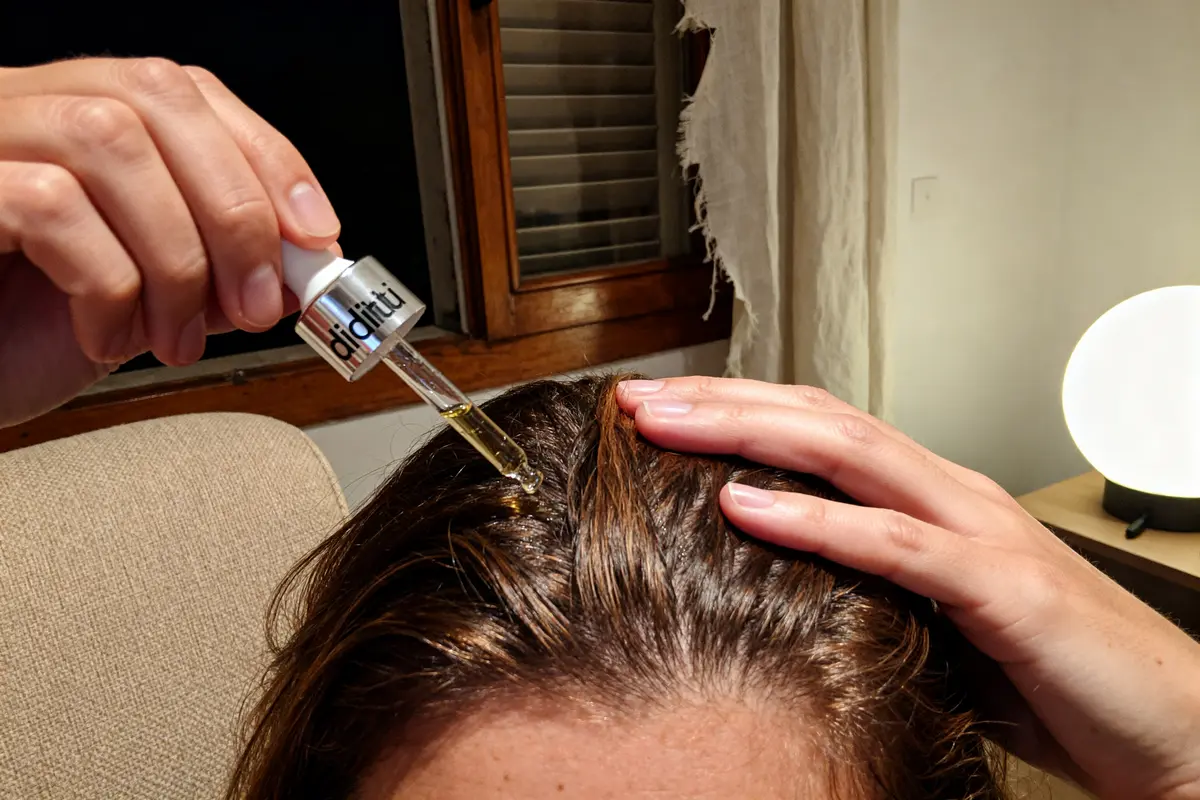 pexels-michal-pech-213601-757318 (1) Application d'huile capillaire laduti sur un cuir chevelu Ă l'aide d'une pipette
