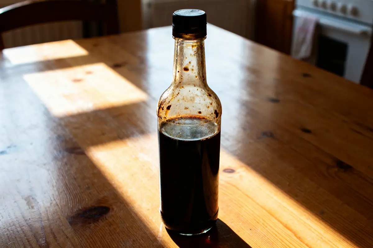 pexels-michal-pech-213601-757318 (1) Bouteille de sauce soja sur table en bois, éclairée par le soleil, sauce soja enceinte
