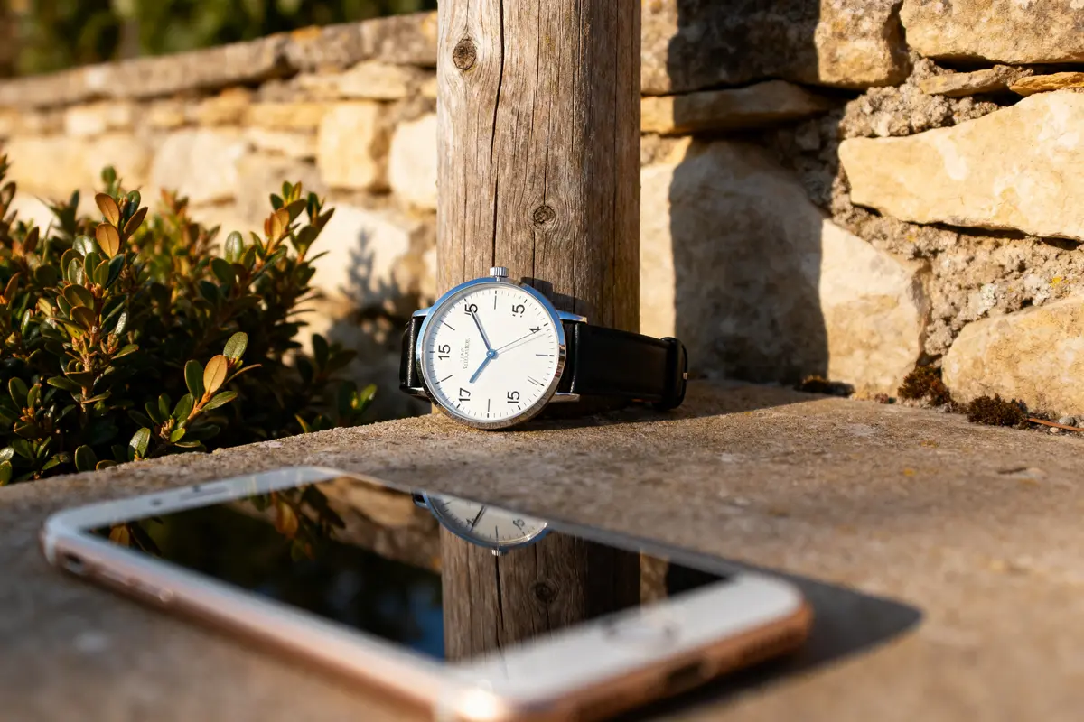 pexels-michal-pech-213601-757318 (1) Montre indiquant 15h15 posée près d'un smartphone, signification de 15h15 symbolique cherchée